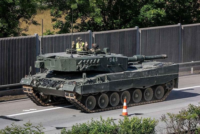 První armádní výcvik přesunu tanků Leopard 2A4 na dálnici D35.