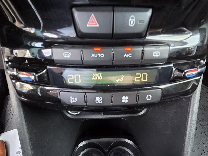 Peugeot 2008 (2019) 1.2 PT 110 ALLURE EAT6 - fotka 15 z 25