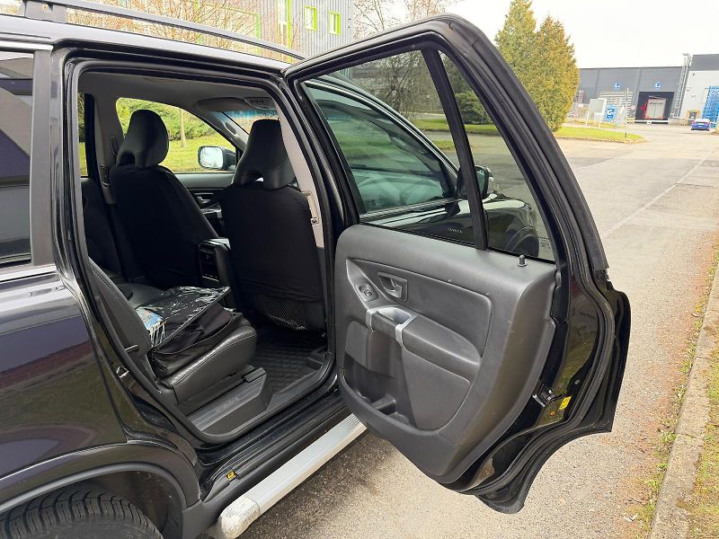 Volvo XC90 2,4 D5 AWD / 1.maj. / ČR / - fotka 15 z 26