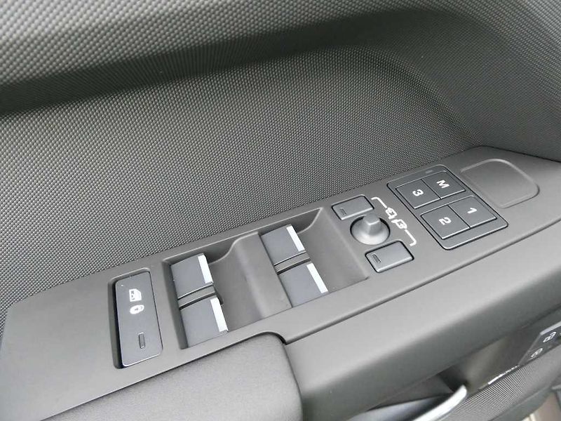 Land Rover Defender 110 3,0 X-Dynamic SE D250 - fotka 12 z 37