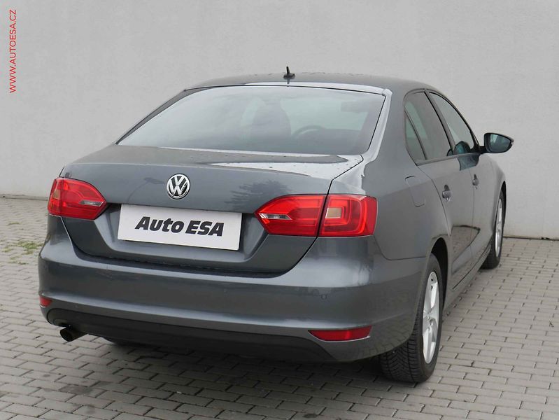 Volkswagen Jetta (2012) 1.2TSi, ČR, AAC, tempo - fotka 4 z 17