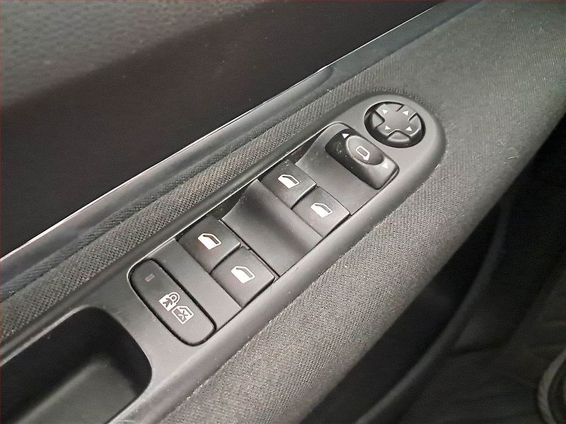 Peugeot 5008 (2014) 1.6 HDi, Navi, Tempomat - fotka 16 z 17
