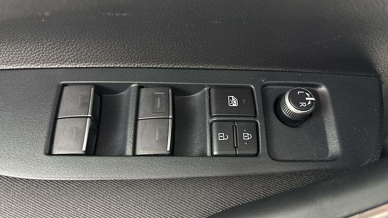 Toyota Corolla 1.8 Hybrid AUT Active Sedan - fotka 22 z 25