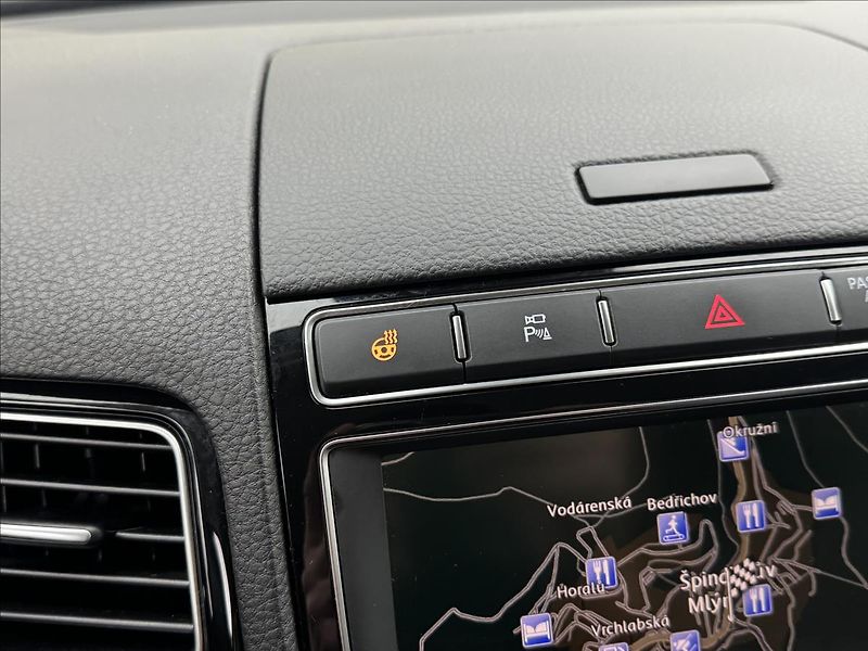 Volkswagen Touareg 3,0 ACC 360° TZ PEČLIVÝ SERVIS - fotka 18 z 49
