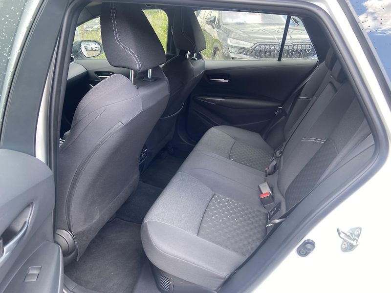 Toyota Corolla 1.8 HSD e-CVT Comfort TECH - fotka 11 z 21