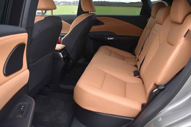 Auto jsem zatím zkoušel na pár desítkách kilometrů venkovských silnic