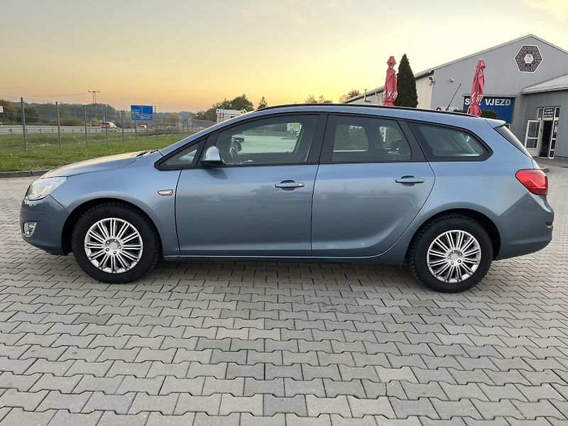 Opel Astra (2011) J KOMBI 1,6 i - fotka 4 z 13
