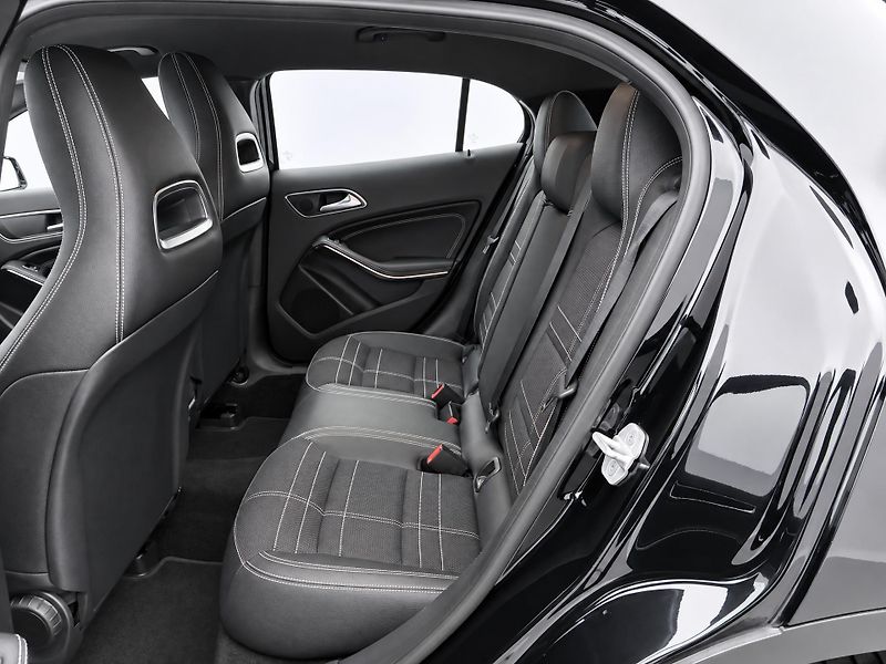 Mercedes-Benz GLA 1,6 180 90kW Xenon Navi - fotka 14 z 24