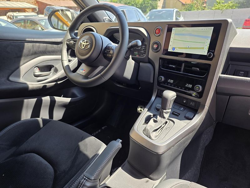 Toyota Yaris 1.6-GR FOUR-1. MAJ.-GARAŽOVANÉ - fotka 4 z 15