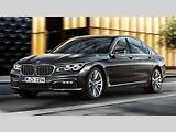 Luxusní kategorii vládne BMW řady 7, kde podíl mluví lehce ve prospěch zážehových motorů.