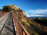 Most vedoucí do města Civita di Bagnoregio.