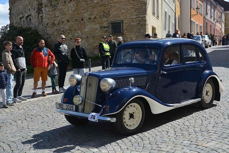 Automobiloví a motocykloví veteráni se vydali v neděli na tradiční jízdu Ze zámku na hrad. Start byl na Horním náměstí v Přerově, kde si lidé užili bohatý program.