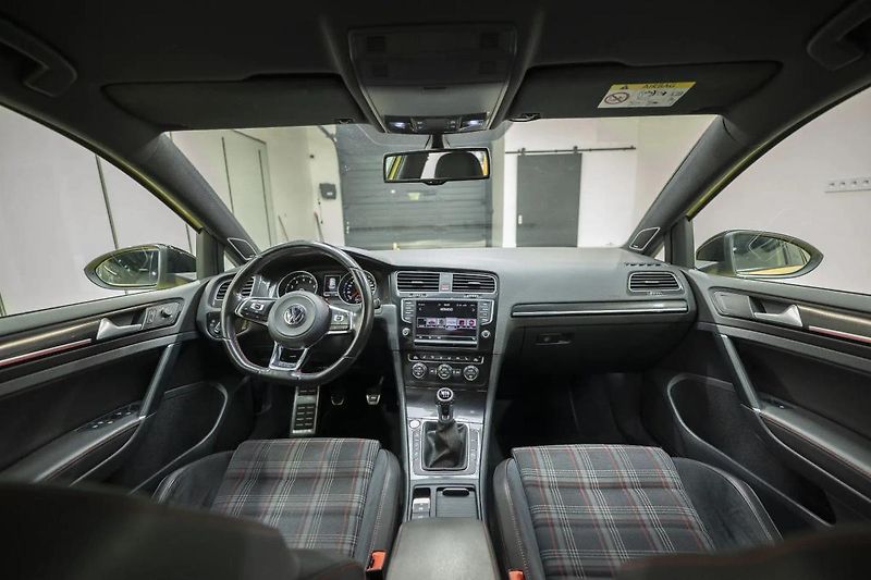 Volkswagen Golf GTI Performance 2.0 169 kW - fotka 12 z 36