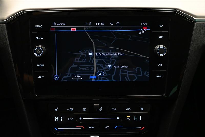 Volkswagen Passat 2,0 TDI 110 kW DSG ELEGANCE Zá - fotka 20 z 32