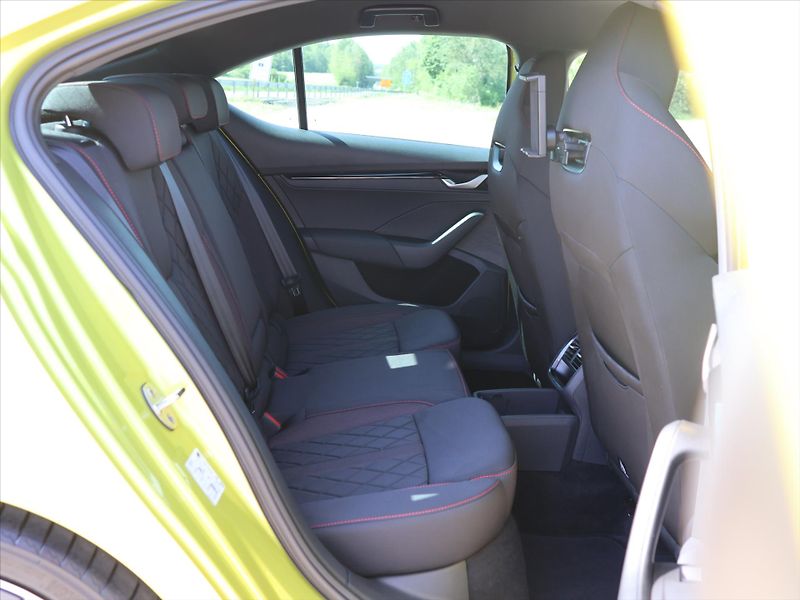 Škoda Octavia 2,0 TSI DSG RS DPH 1.maj CZ - fotka 14 z 34
