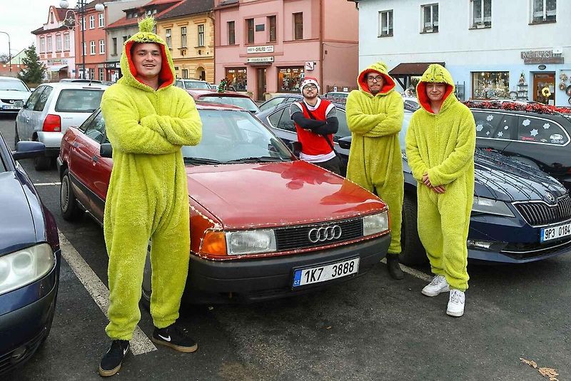 Auta svítící jako vánoční stromečky projela jižním Plzeňskem pro dobrou věc.