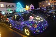 Auta svítící jako vánoční stromečky projela jižním Plzeňskem pro dobrou věc.