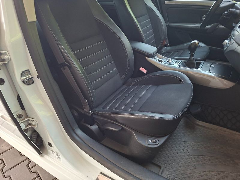 Renault Laguna (2013) 2.0dCi 110kW BLACK EDITION - fotka 22 z 38