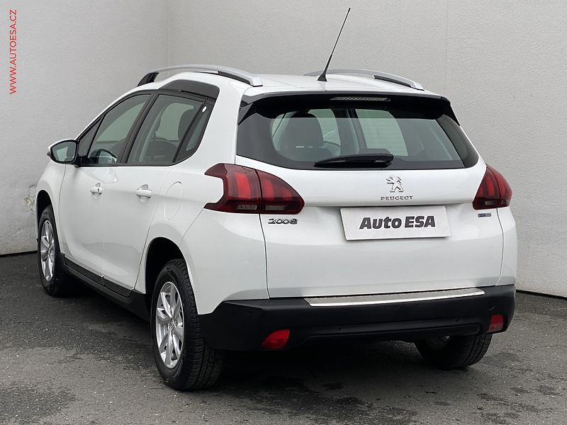 Peugeot 2008 (2017) 1.2 PT, ČR, GT Line - fotka 6 z 18