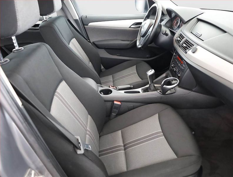BMW X1 (2011) xDrive20d, 4X4, Xenony - fotka 7 z 16