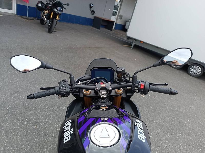 Aprilia Tuono V4 1100 Factory (2026) Shakedown Indigo (sleva 50.0 - fotka 13 z 24