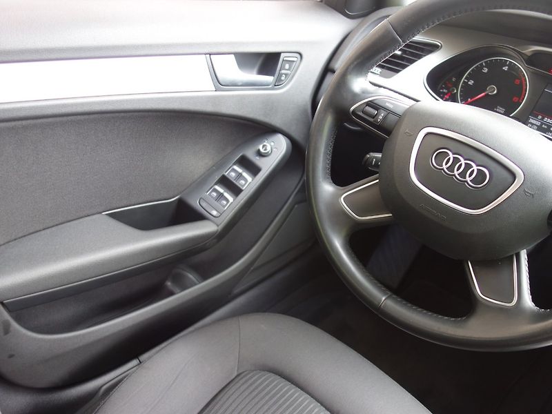 Audi A4 (2015) 2.0TDI 110kW 8A -NAVIGACE - fotka 12 z 35
