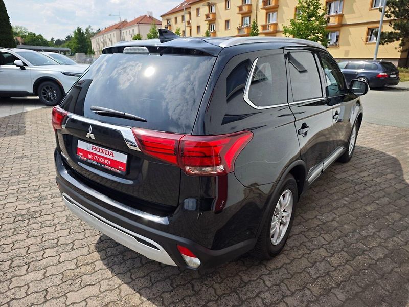 Mitsubishi Outlander (2021) 2.0 Mivec Diamant 2WD Kamera - fotka 5 z 44