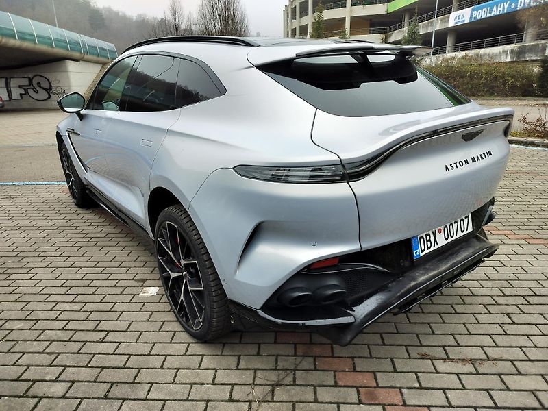 Aston Martin DBX 707 23
