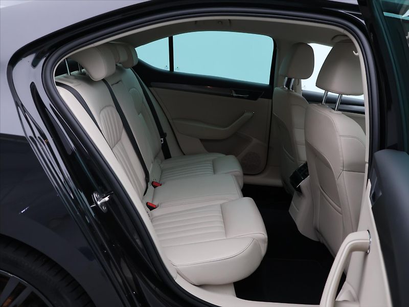 Škoda Superb 2,0 TDI 147kW Style 4x4 Kůže - fotka 13 z 35