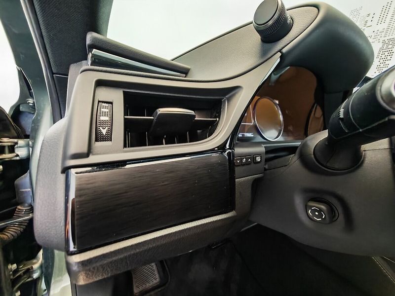 Lexus ES 300h Limited Edition - fotka 24 z 37