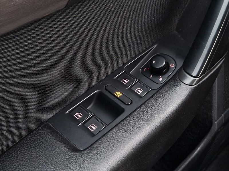 Volkswagen Passat 2,0 TDi 103kW KAMERA NAVI +ZIM - fotka 26 z 34