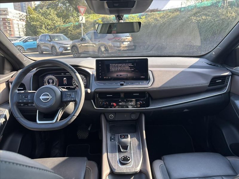 Nissan Qashqai 1,3 DIG-T AT 4x4 Tekna PANORAM - fotka 9 z 46