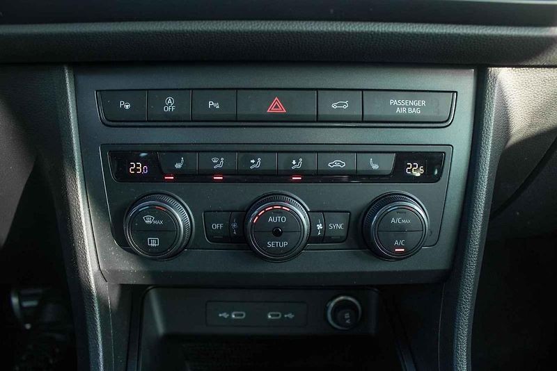 Zvenčí má sportovní šmrnc a sexy detaily, uvnitř však Cupra Ateca neopustila praktičnost rodinného SUV.