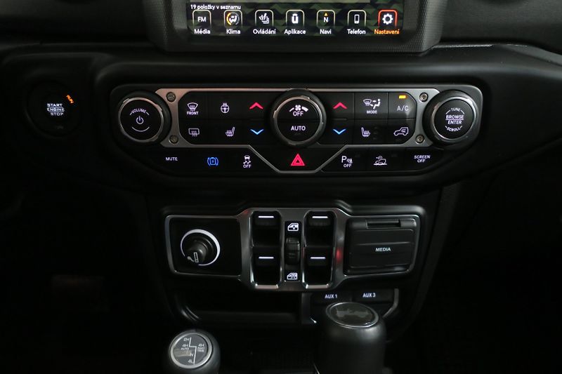 Jeep Wrangler (2022) 2.0 4xe PHEV Unlimited Sahara - fotka 37 z 50