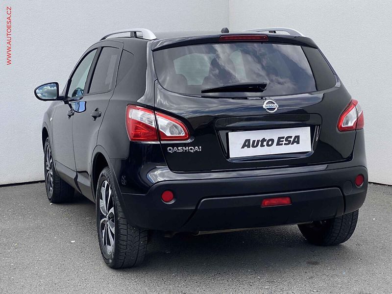 Nissan Qashqai (2012) 2.0, N-Connecta, panor - fotka 6 z 17