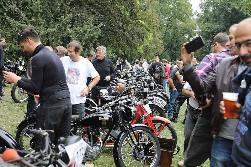Na akci Jízda do vrchu a výstava historických vozidel se představilo na tři sta automobilů a motocyklů.
