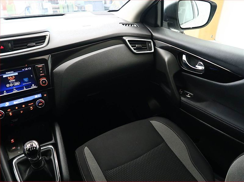 Nissan Qashqai (2021) 1.3 DIG-T, Tempomat - fotka 8 z 15