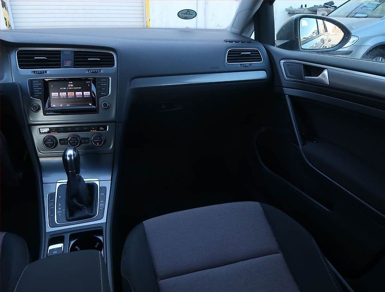 Volkswagen Golf (2013) 1.6 TDI, Automat, Tempomat - fotka 8 z 16