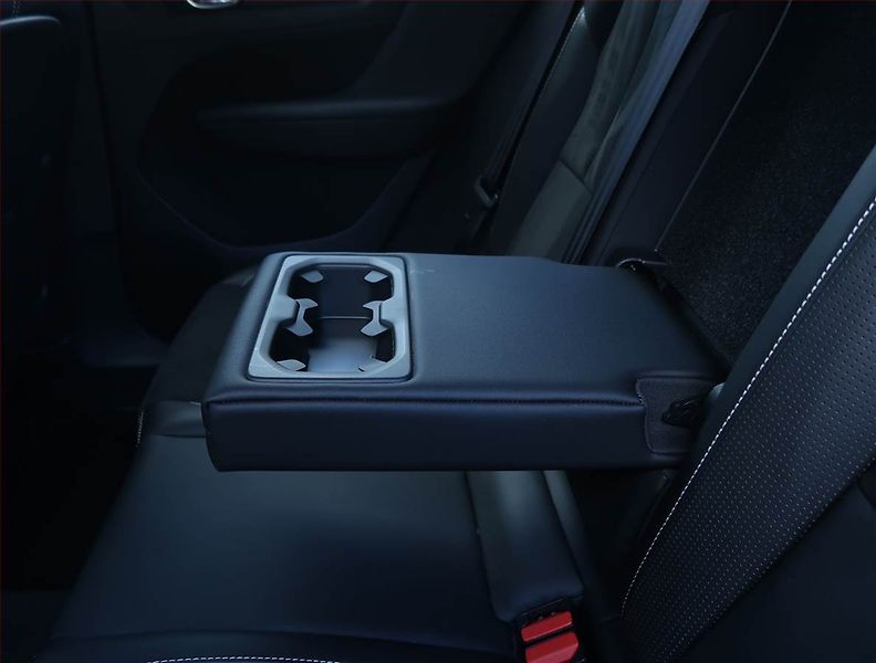 Volvo XC40 (2019) R-Design D4 AWD - fotka 25 z 27