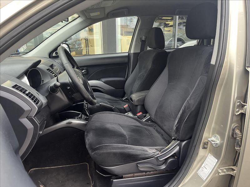 Mitsubishi Outlander 2,0 DI-D  Intense plus 4WD - fotka 9 z 18
