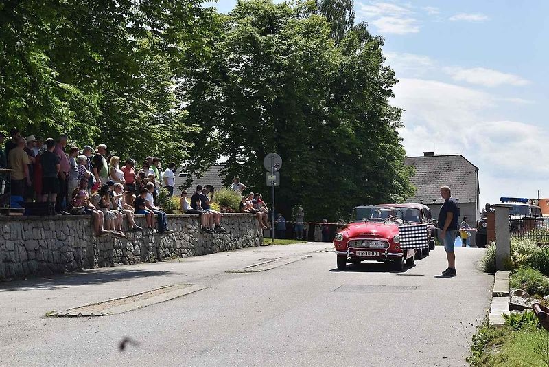 Tradiční závod S kopce do kopce si nenechalo letos ujít na sedm desítek posádek historických automobilů a motocyklů.