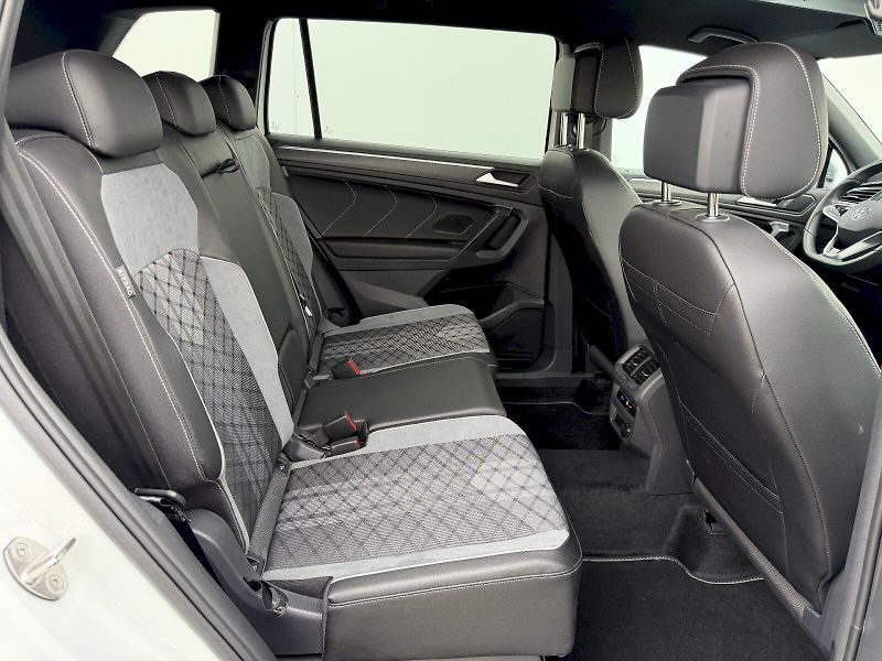 Volkswagen Tiguan Allspace (2024) 2.0 TSI 140kW R-LINE 4MOTION - fotka 25 z 35