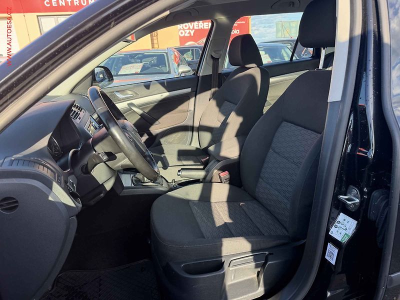 Škoda Octavia (2012) 1.6 TDi, AC, výhřev sed - fotka 9 z 18