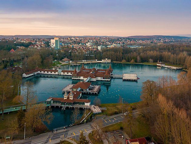 Uprostřed Hévízského jezera se nachází vybudované lázně s kompletním zázemím pro hosty., zdroj: Shutterstock