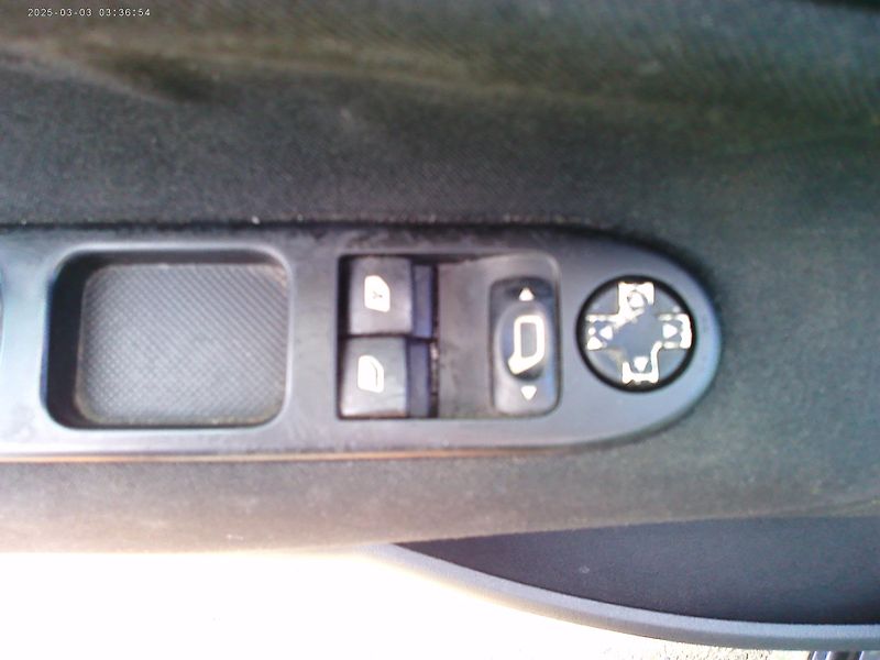 Peugeot 207 1.4i, 70 kW, klimatizace - fotka 13 z 25