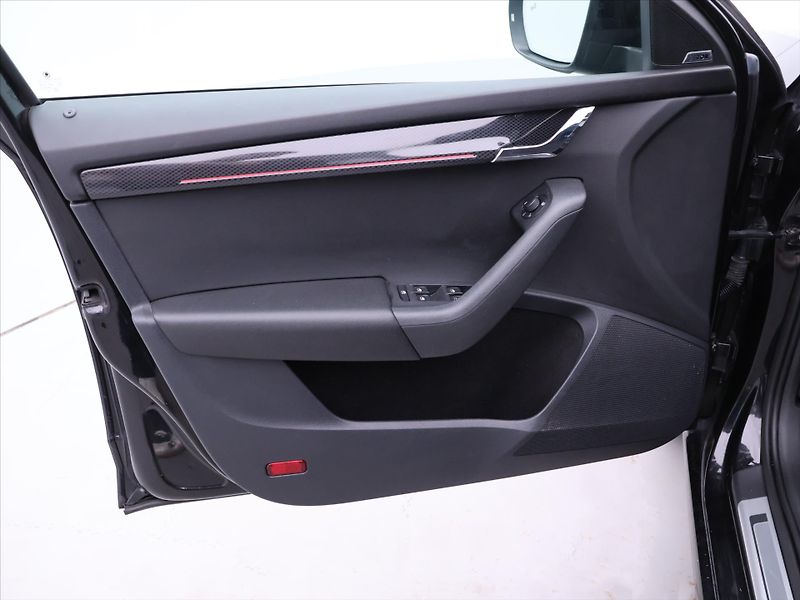 Škoda Octavia 2,0 TDI RS 4x4 DSG Virtual LED - fotka 10 z 43