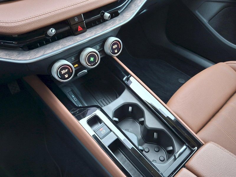 Škoda Superb (2025) Combi iV L&K DSG 1,5TSi 150kW - fotka 28 z 35