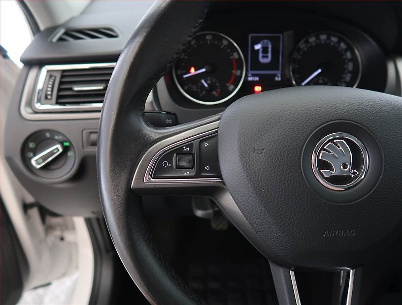 Škoda Rapid (2017) Spaceback 1.2 TSI, Xenony - fotka 16 z 20