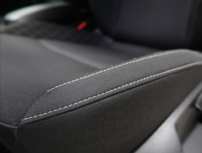 Škoda Karoq 1,5 TSI ČR 1. MAJ NAVI 2x ALU - fotka 37 z 45