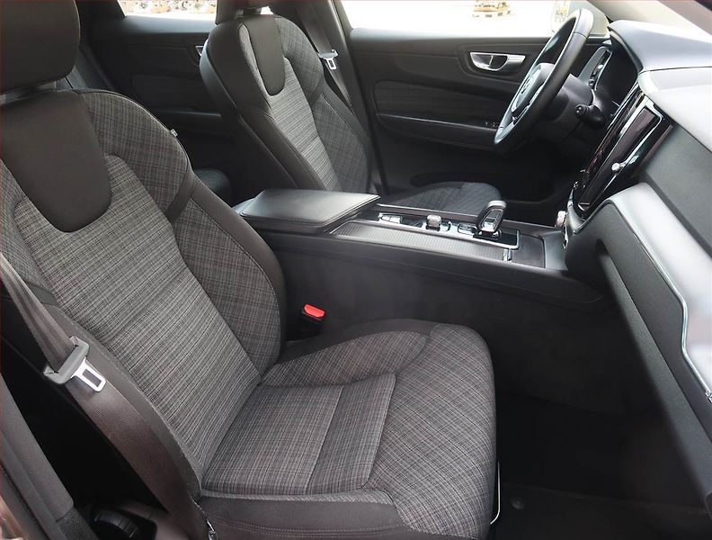 Volvo XC60 (2023) B4 AWD - fotka 9 z 27
